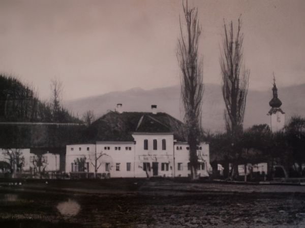 Stara črno-bela fotografija priorata