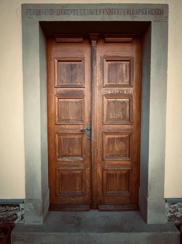 Samostanska vrata z napisom